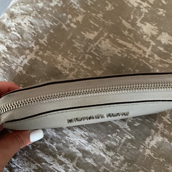 Michael Kors wallet - Picture 2 of 4